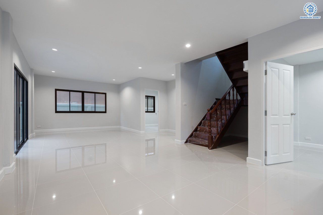 บ้านมือสองตกแต่งใหม่ ม.ดอนเมืองวิลล่า2 เพิ่มสิน บ้านเดี่ยวหลังใหญ่ เนื้อที่ 60 ตร.ว. ฟังก์ชัน 4 ห้องนอน 2 ห้องน้ำ จอดรถได้ 2 คัน บนทำเลเดินทางสะดวก เชื่อมต่อถ.สายไหม, ถ.พหลโยธิน ใกล้รถไฟฟ้าสายสีเขียว "สถานีสะพานใหม่" และทางด่วน "ฉลองรัช" รายล้อมด้วยสิ่งอำนวยความสะดวกครบครัน